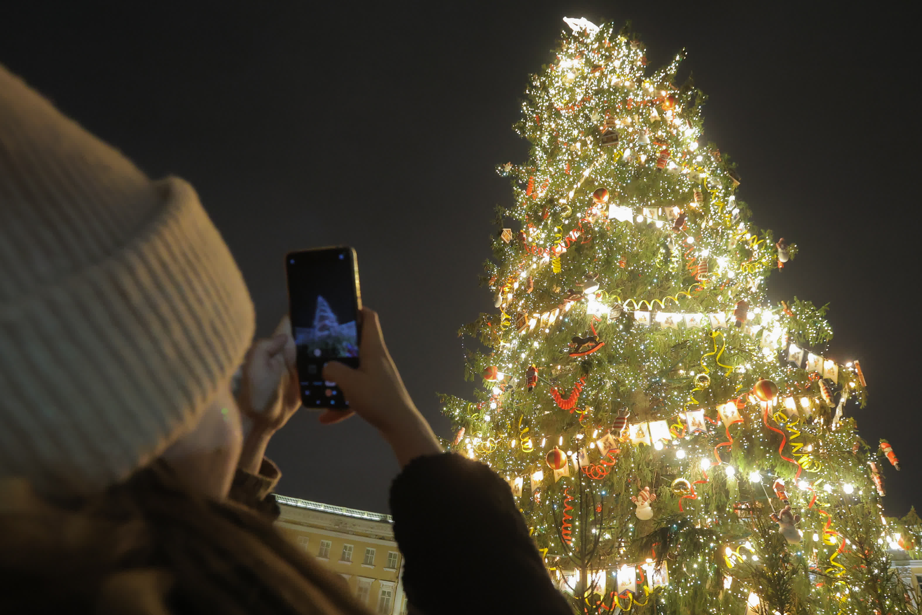 12月20日(ri)，一(yi)名(míng)遊客在(zai)俄羅斯聖彼得堡拍攝新(xin)年(nian)樹。新(xin)華社(she))