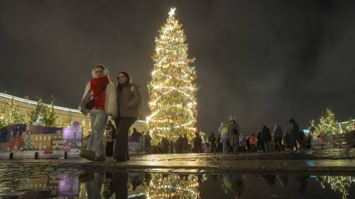 俄羅斯聖彼得堡宮殿廣場舉行新(xin)年(nian)樹點亮儀式(shi)