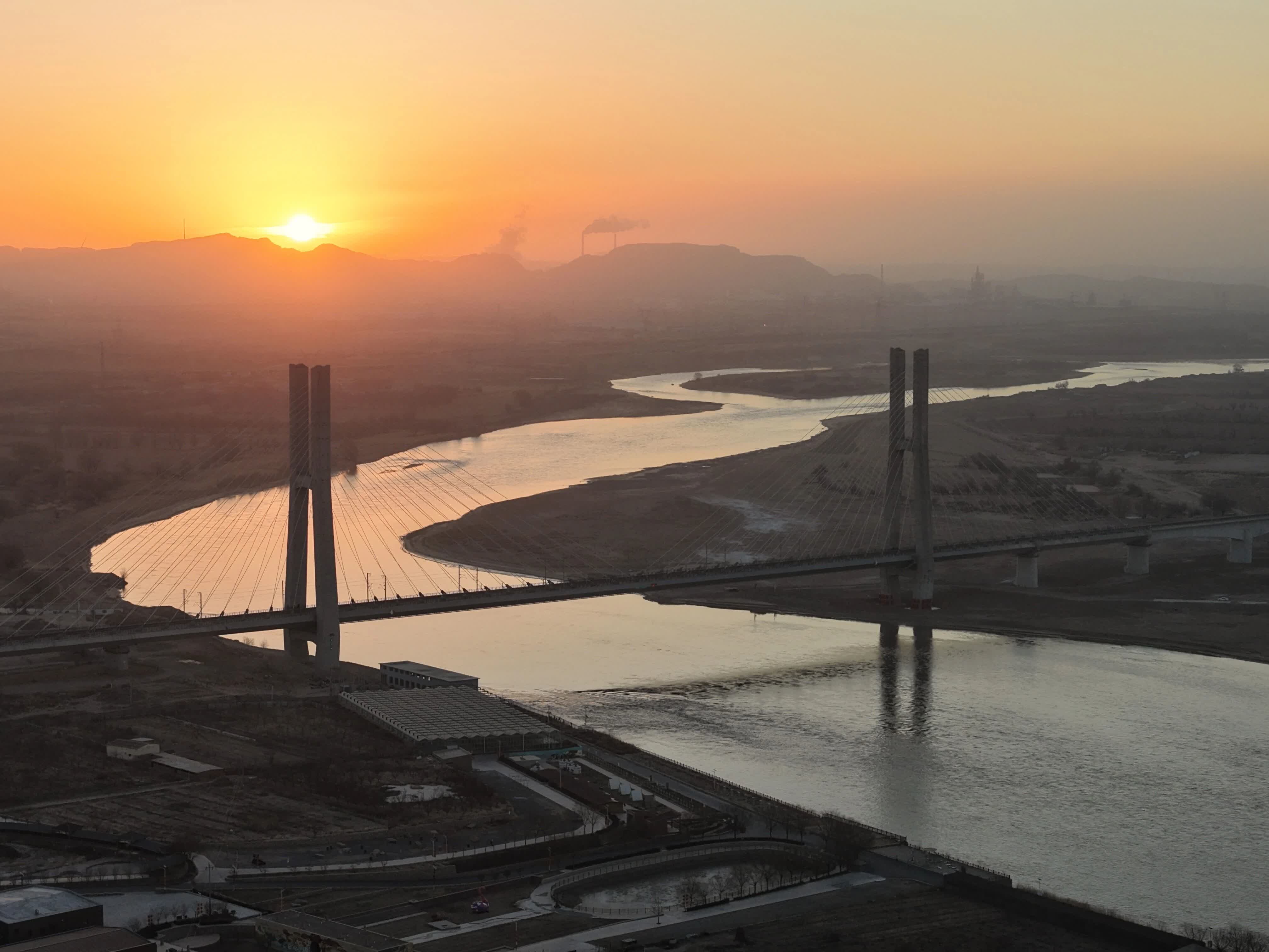 12月23日(ri)在(zai)日(ri)出時分(fēn)拍攝的(de)包銀高(gao)鐵烏海黃河特大(da)橋。新(xin)華社(she))