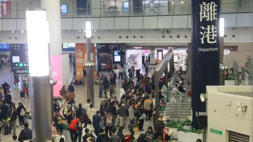 聖誕外遊潮(chao)湧現　高(gao)鐵西九龍站現人(ren)龍