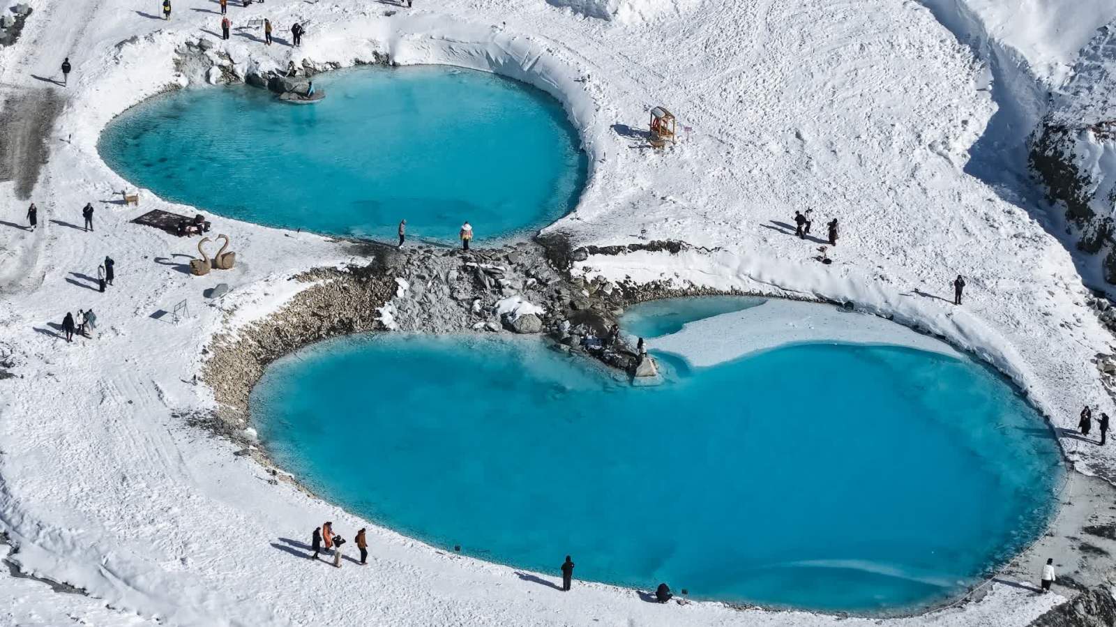 青海門源：冬日(ri)雪(xuě)山(shān)旅遊熱